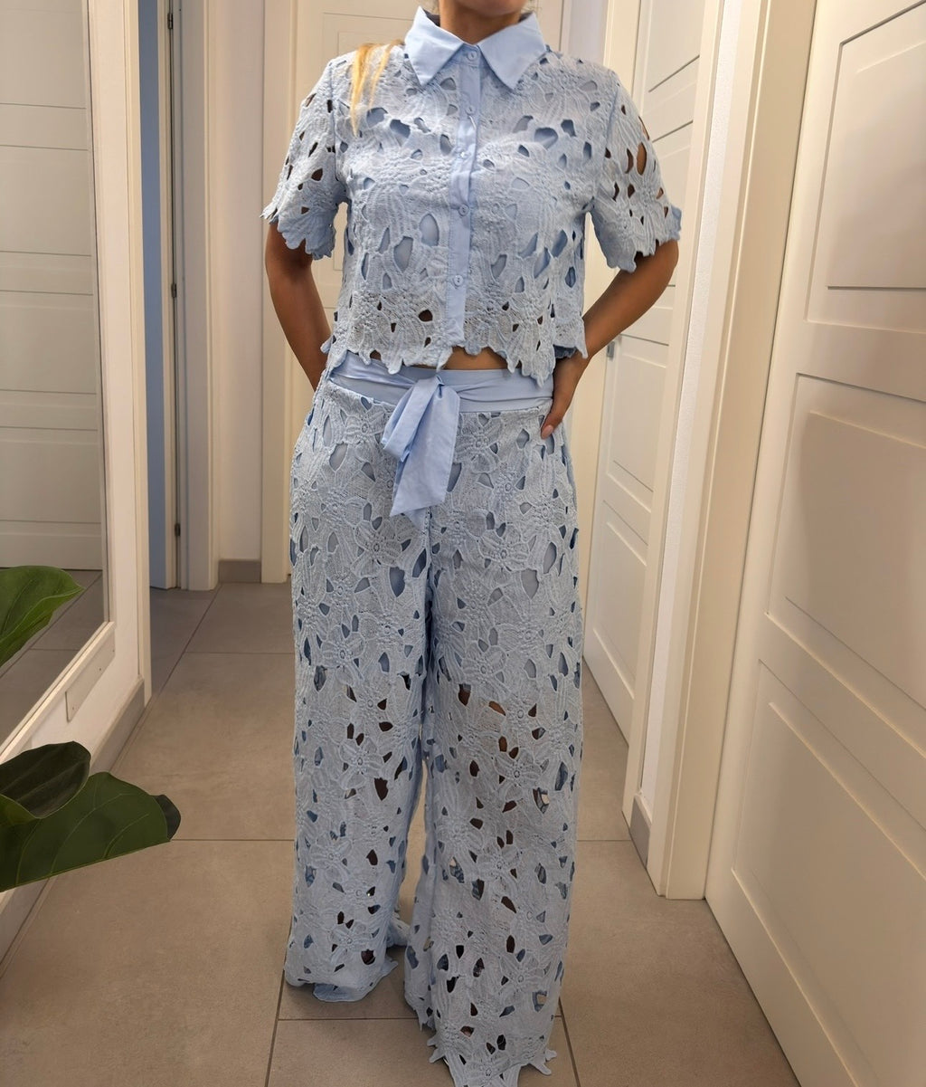 Completo in pizzo celeste