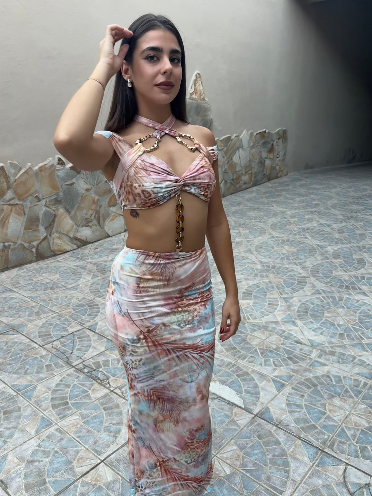 Coordinato lungo cut-out con catena dorata