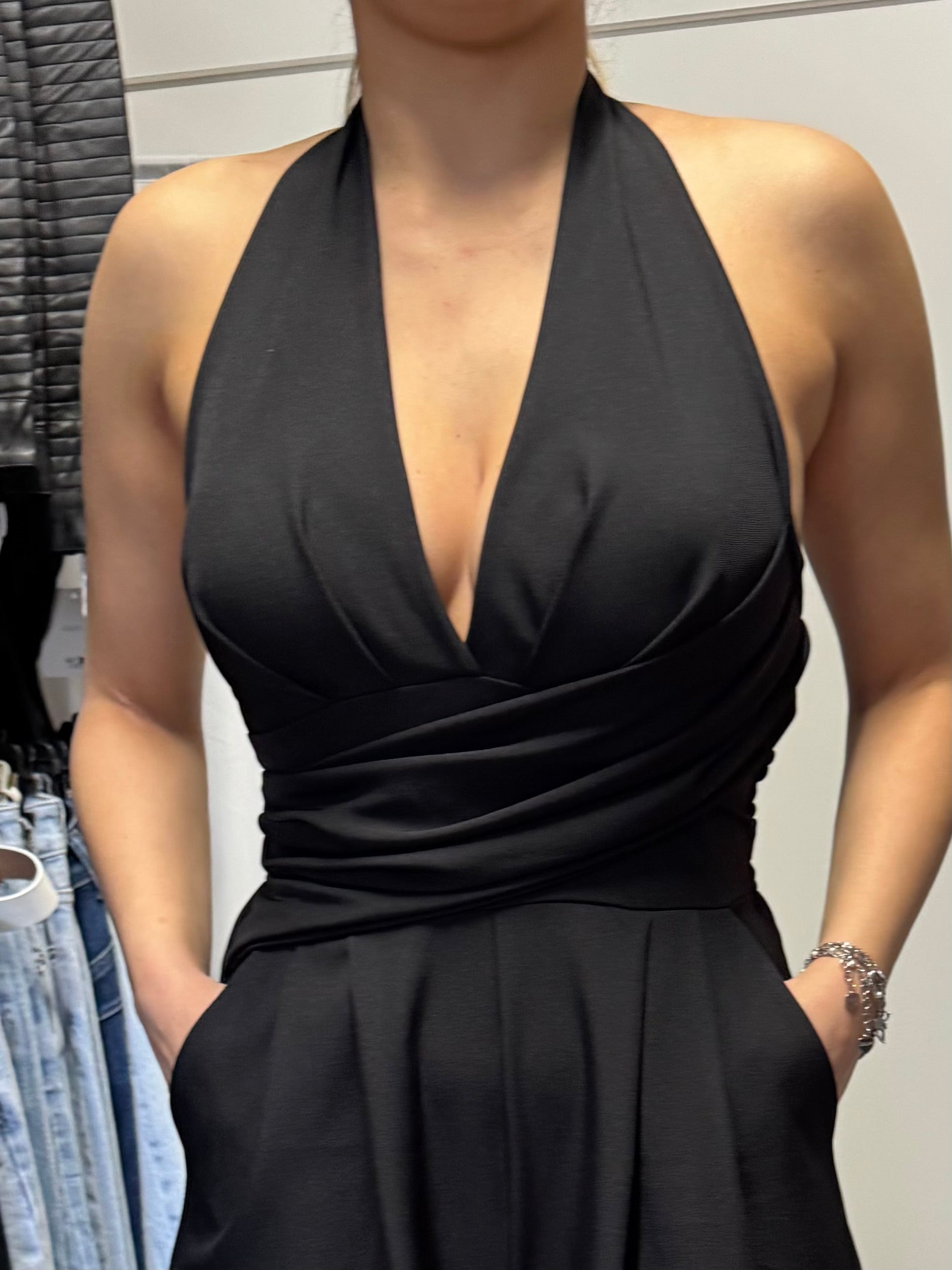 Tuta con scollatura elegante