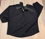 T-shirt nera con fiocco posteriore