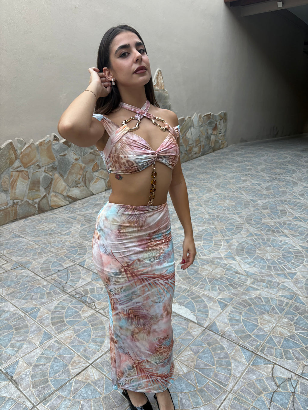 Coordinato lungo cut-out con catena dorata