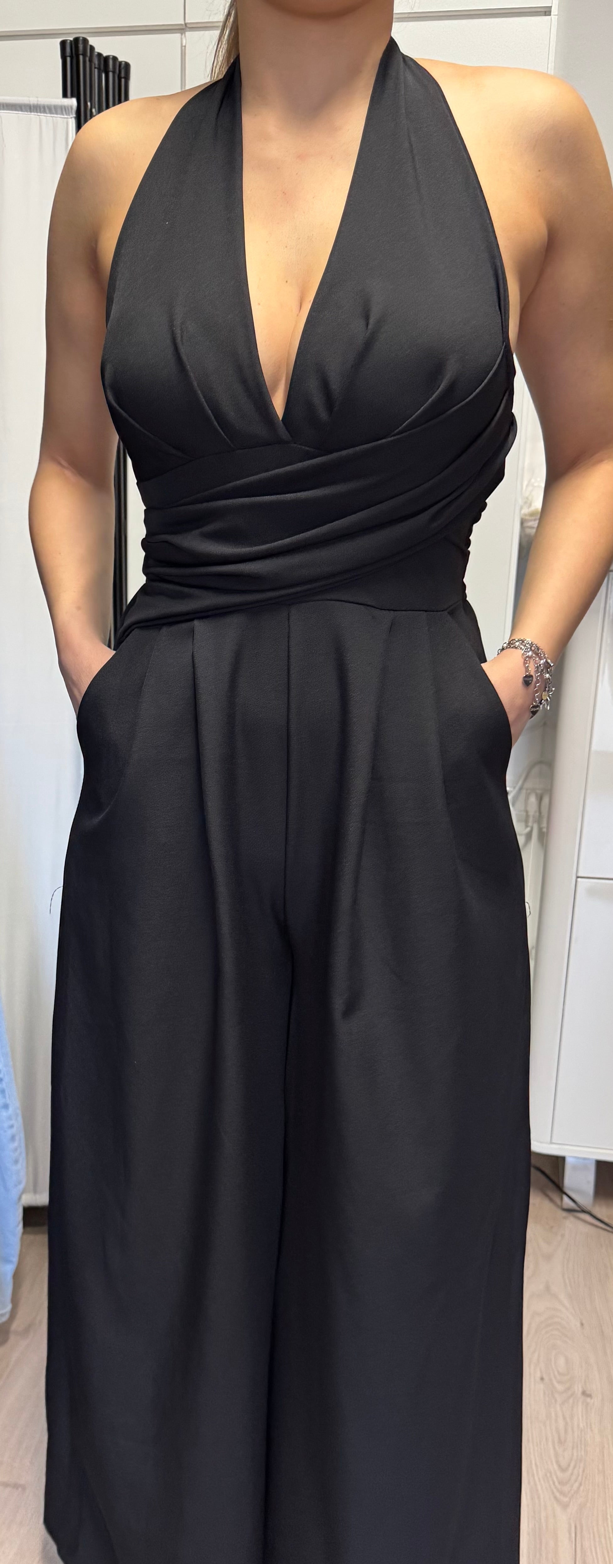 Tuta con scollatura elegante