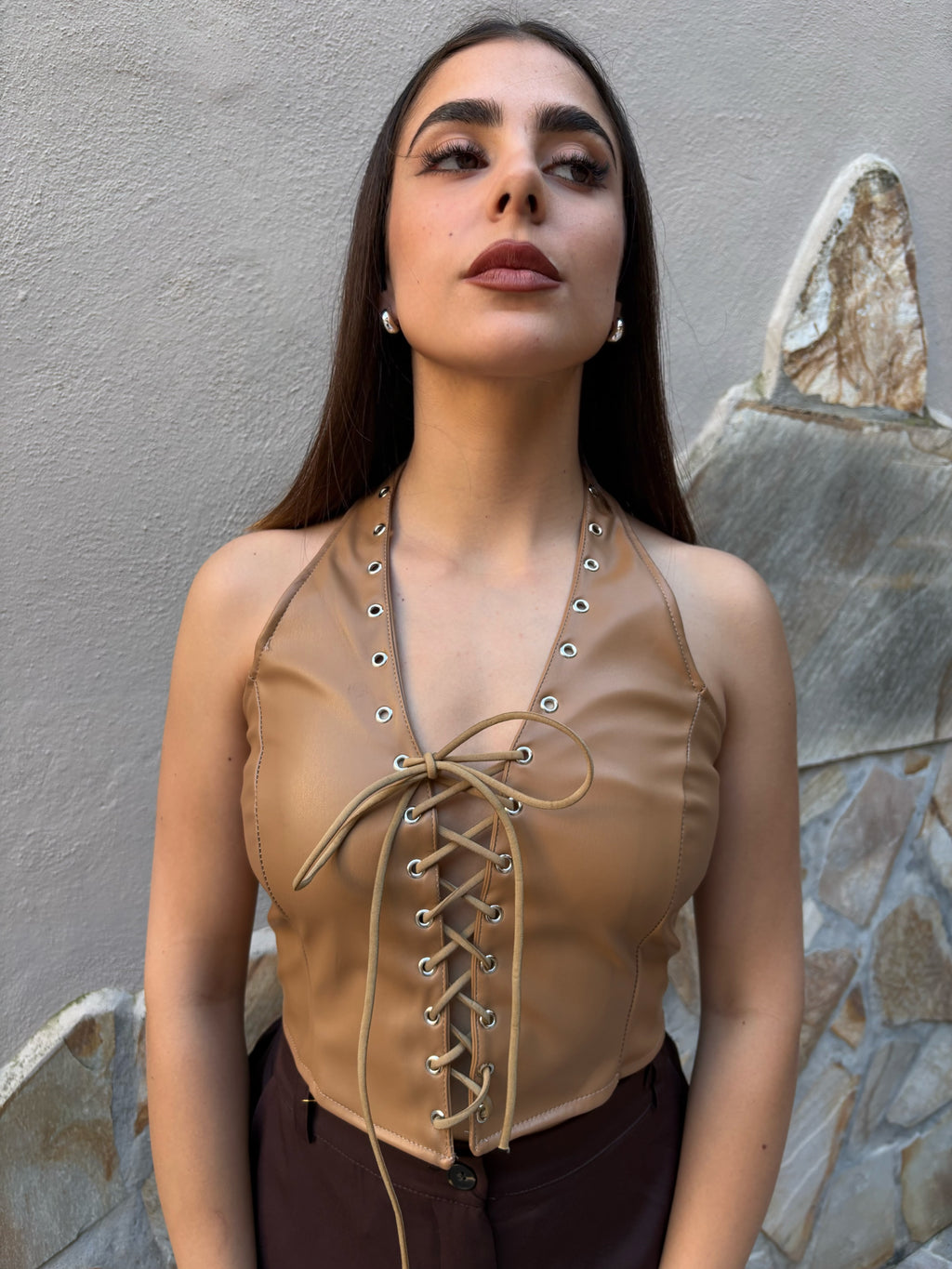 “Rebel Chic” – Top in Ecopelle con Lacci