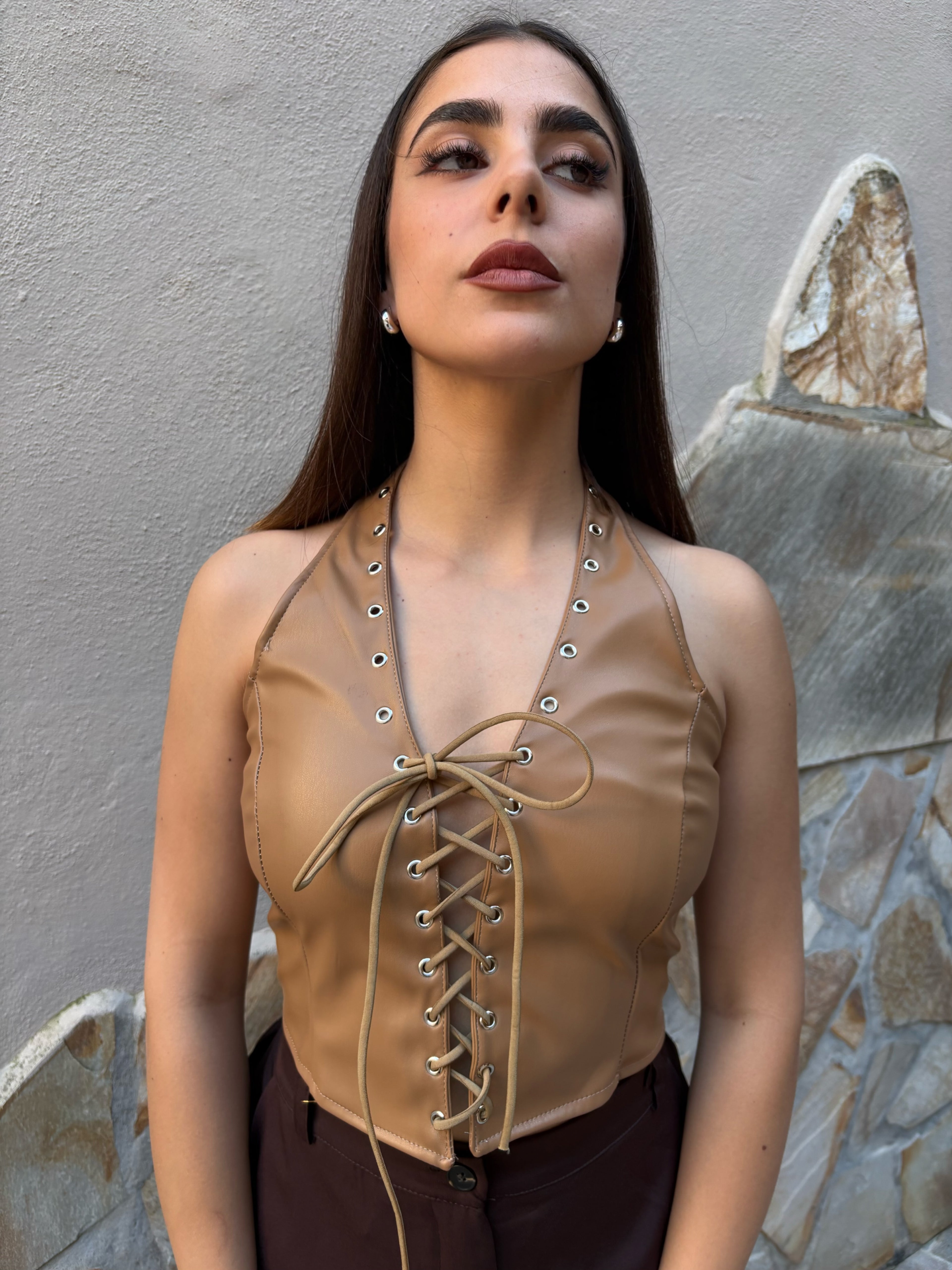 “Rebel Chic” – Top in Ecopelle con Lacci