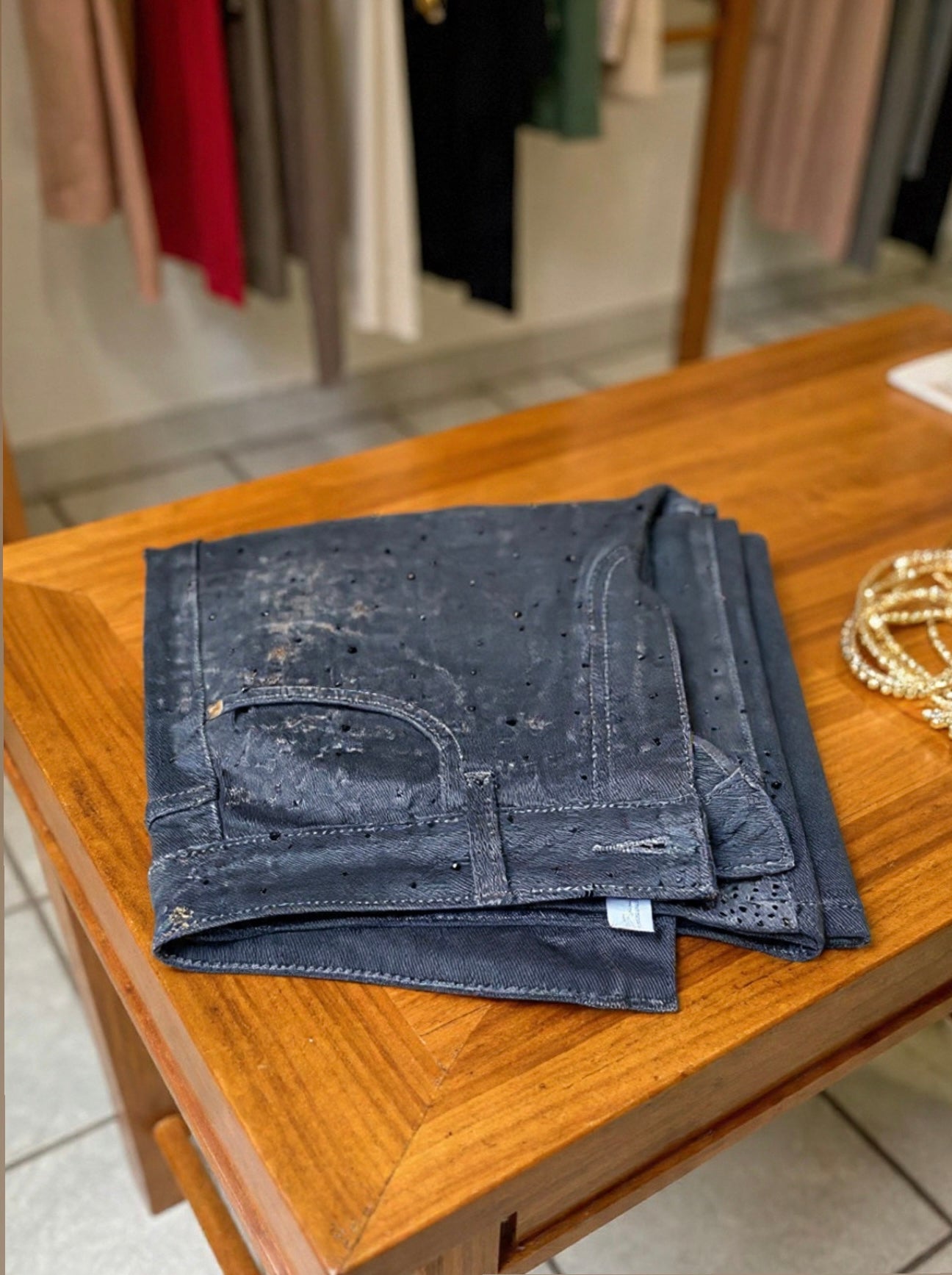 Jeans neri con i brillantini neri