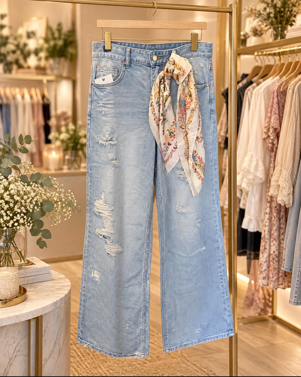 Jeans a palazzo con strappi e foulard