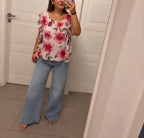 Blusa floreale con volant sulle spalle