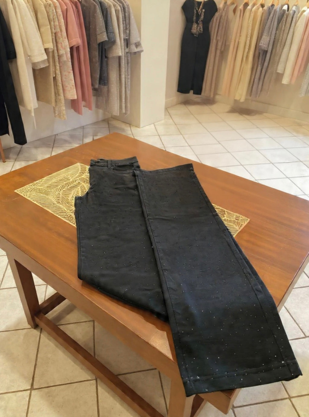 Jeans neri con i brillantini neri