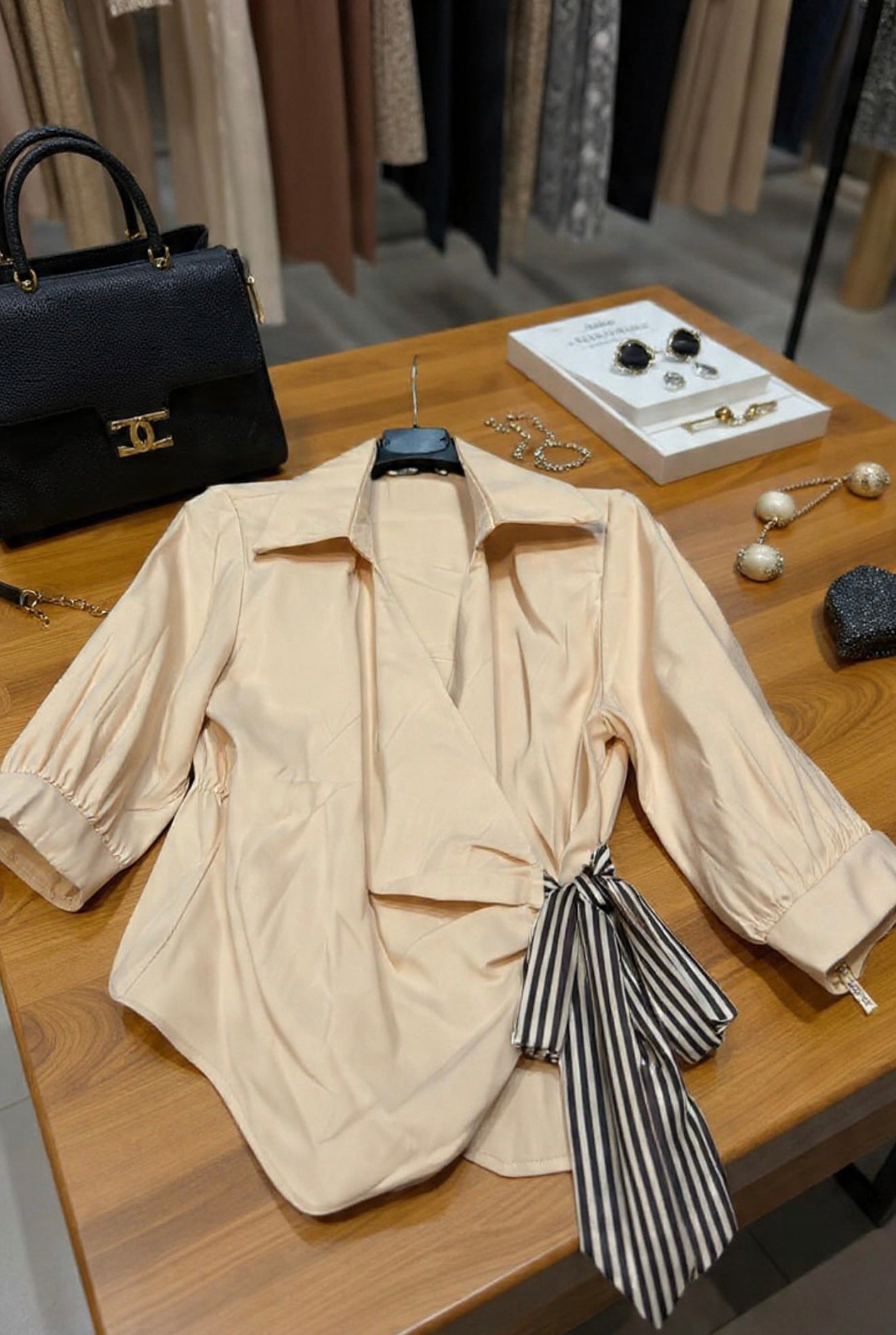 Camicia con fiocco laterale
