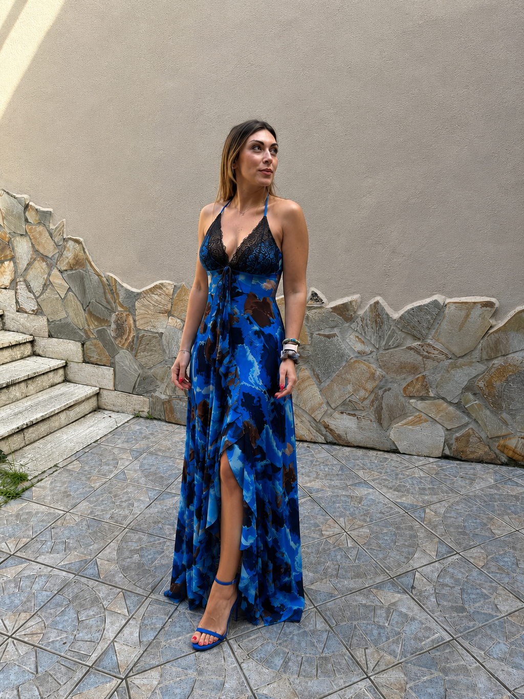 Abito lungo fantasia blu con dettagli in pizzo nero