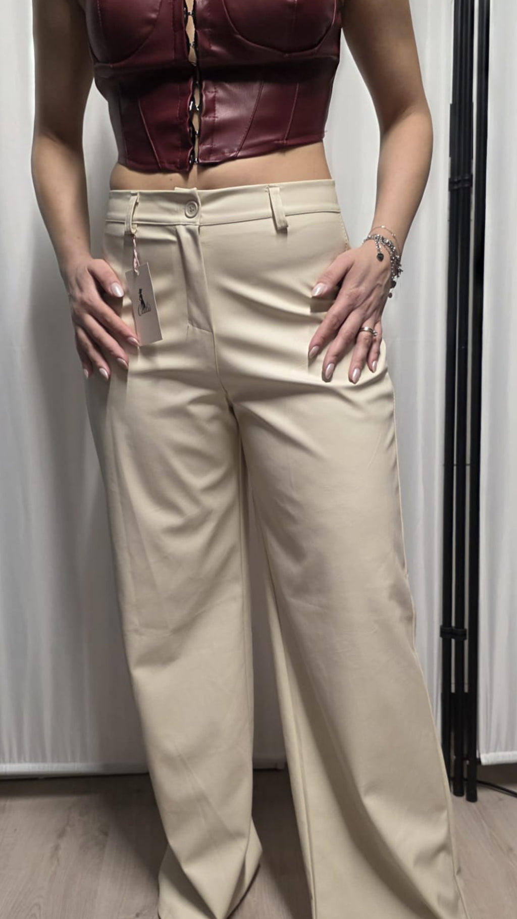 Pantalone dritto a vita media (effetto satinato)