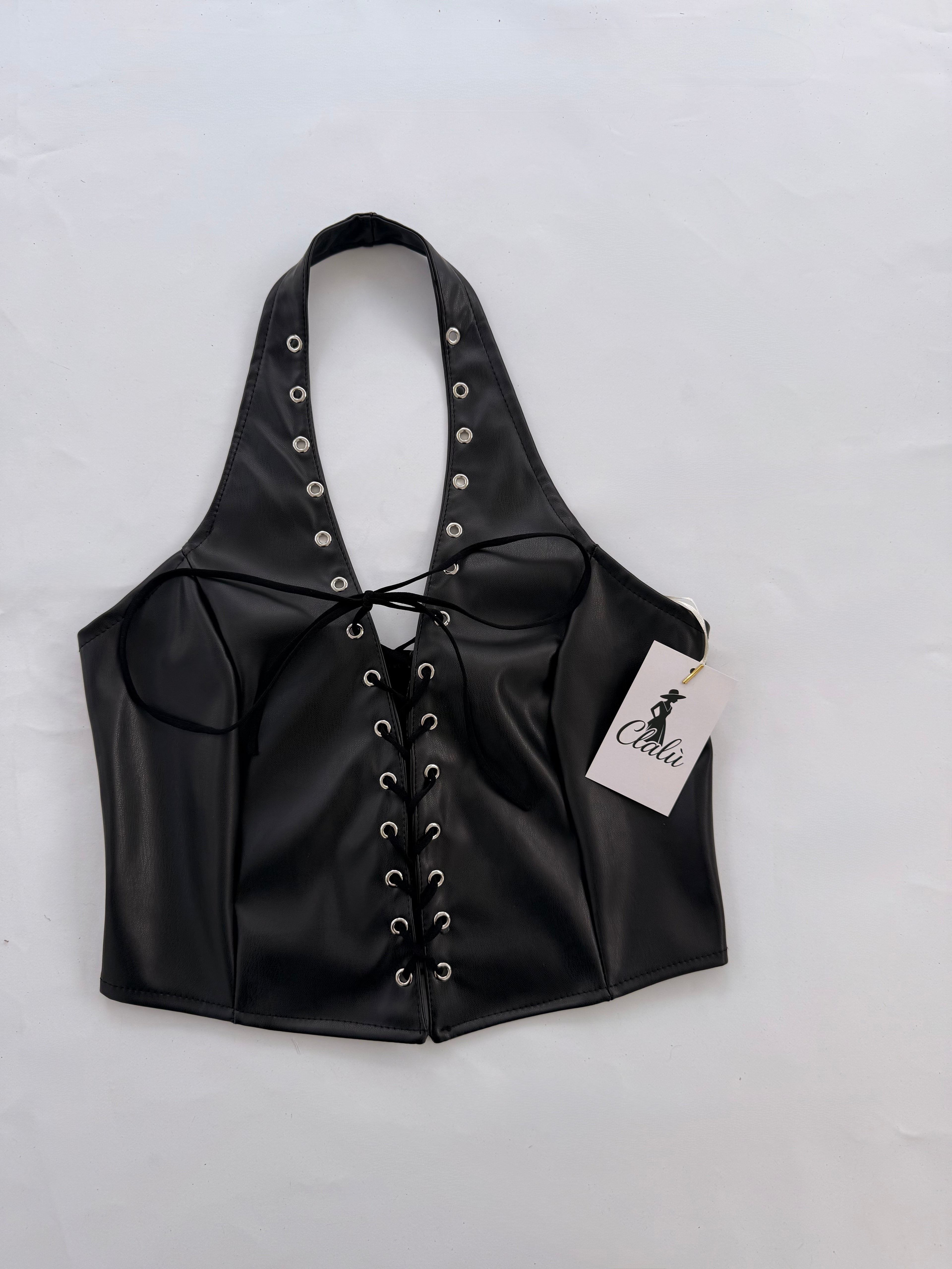 “Rebel Chic” – Top in Ecopelle con Lacci