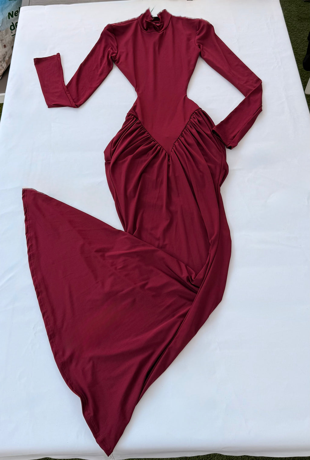 Abito Aisha – Cut Side Elegance