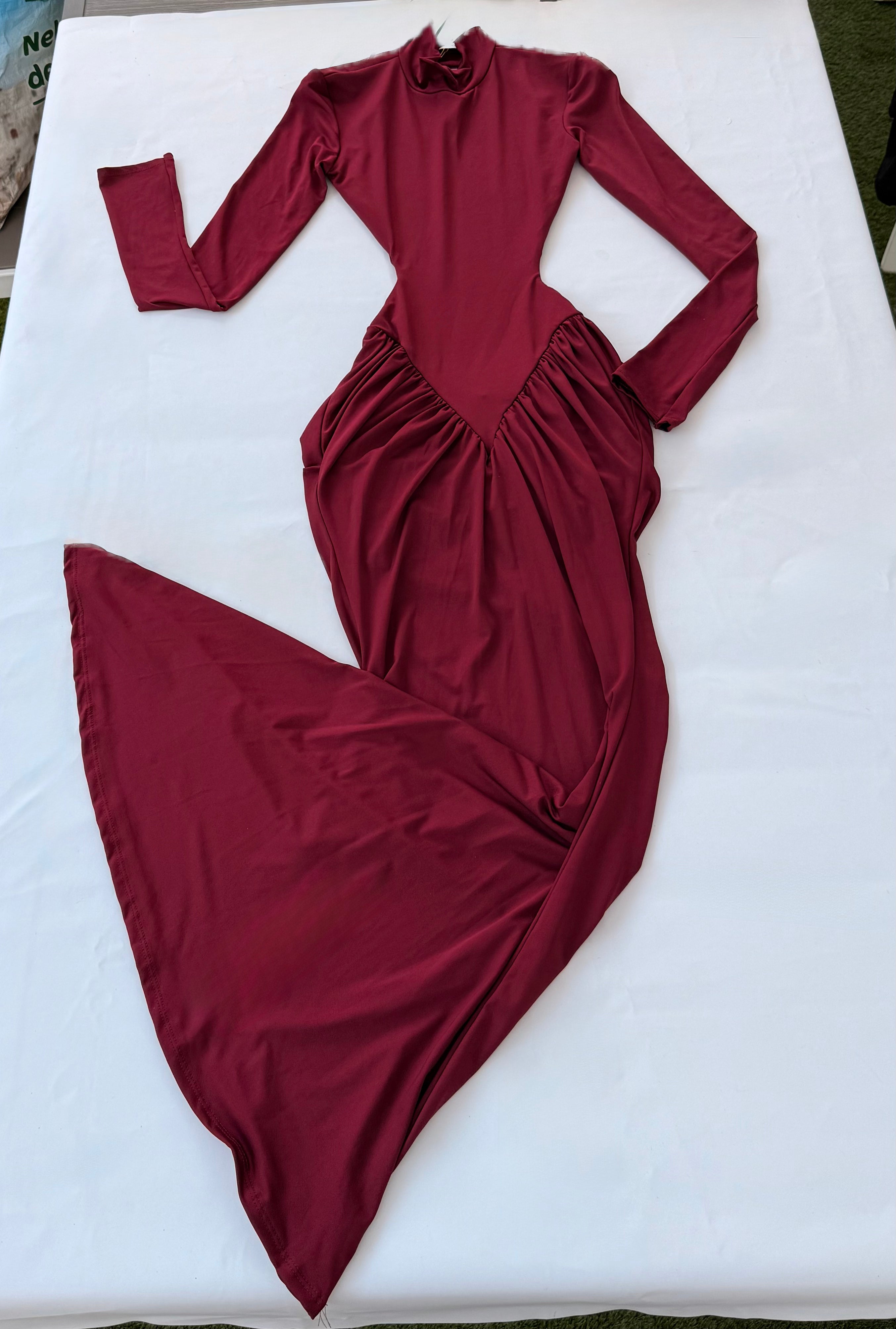 Abito Aisha – Cut Side Elegance