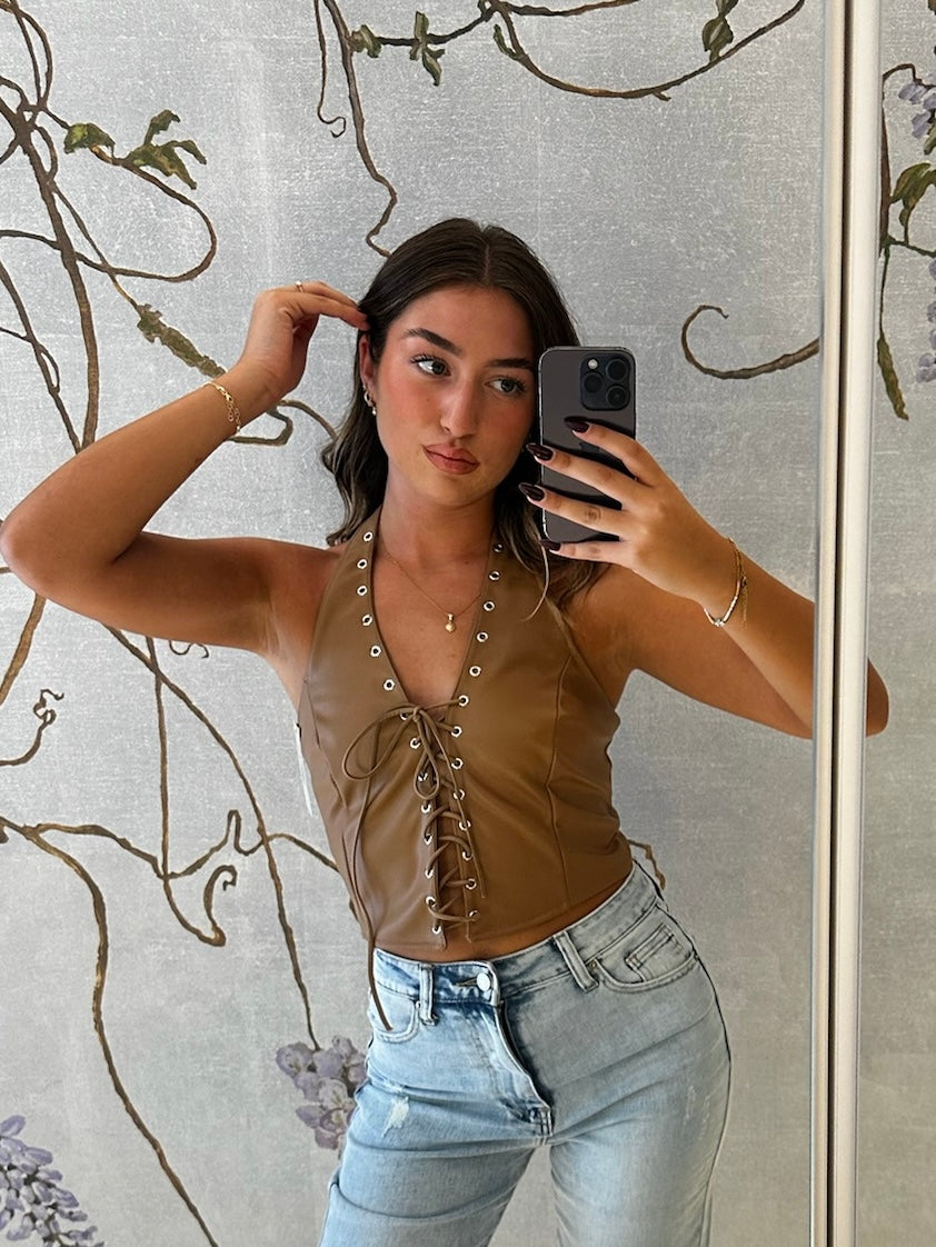 “Rebel Chic” – Top in Ecopelle con Lacci