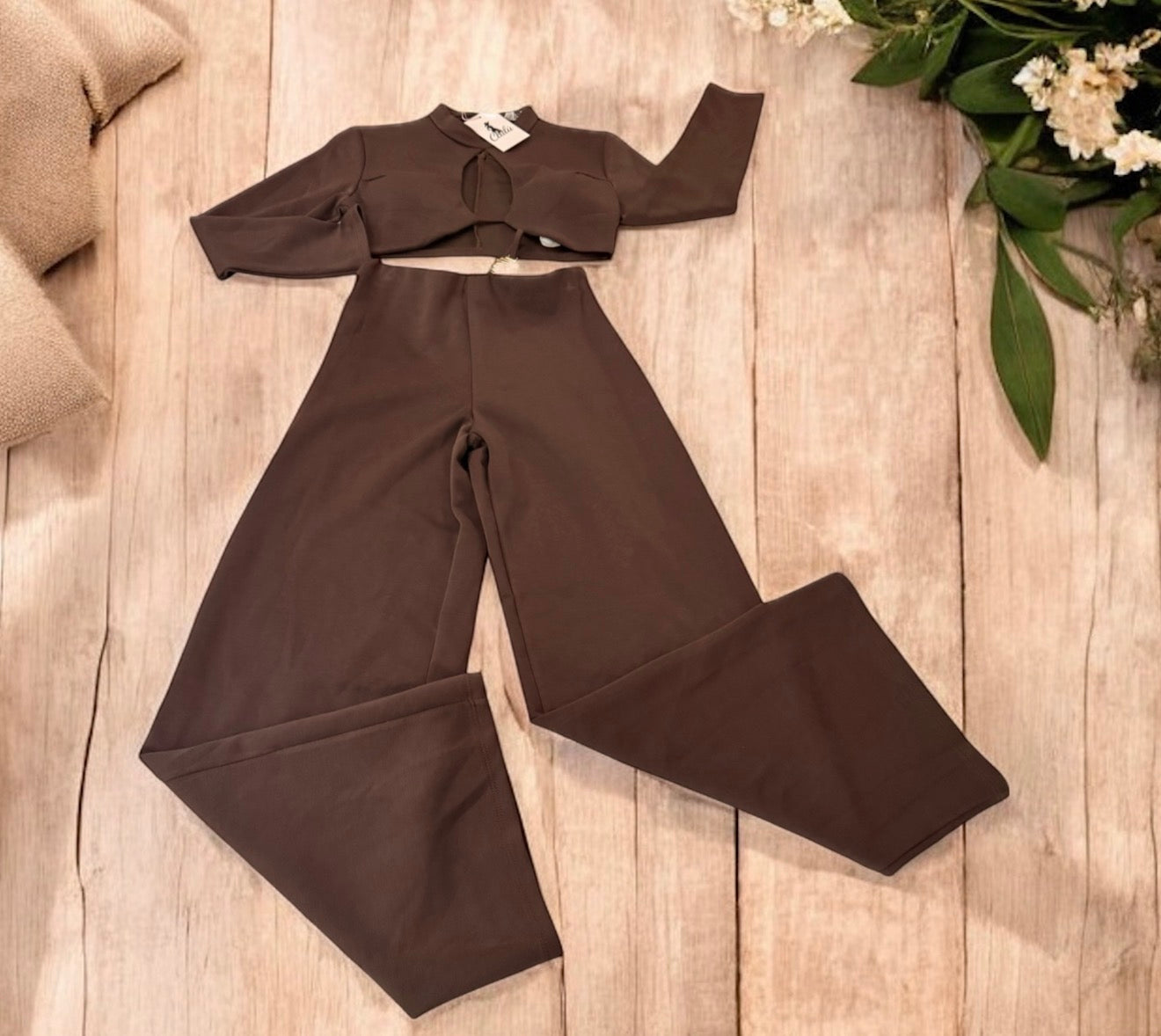 Completo Shaila – Coprispalle + Pantalone con Dettaglio Gioiello